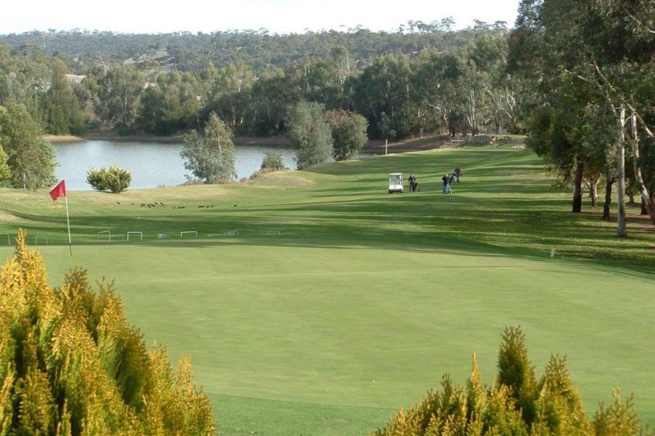Отель Clare Country Club Экстерьер фото