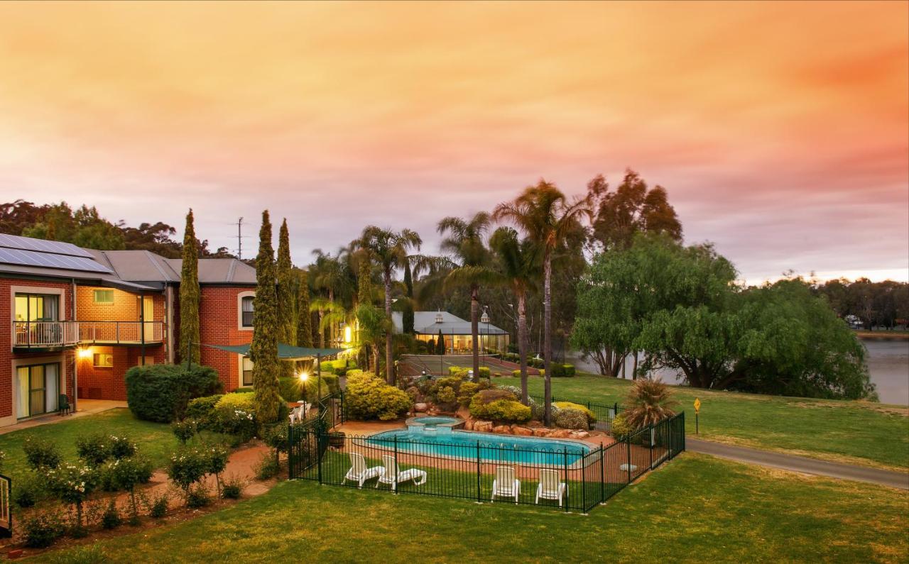 Отель Clare Country Club Экстерьер фото