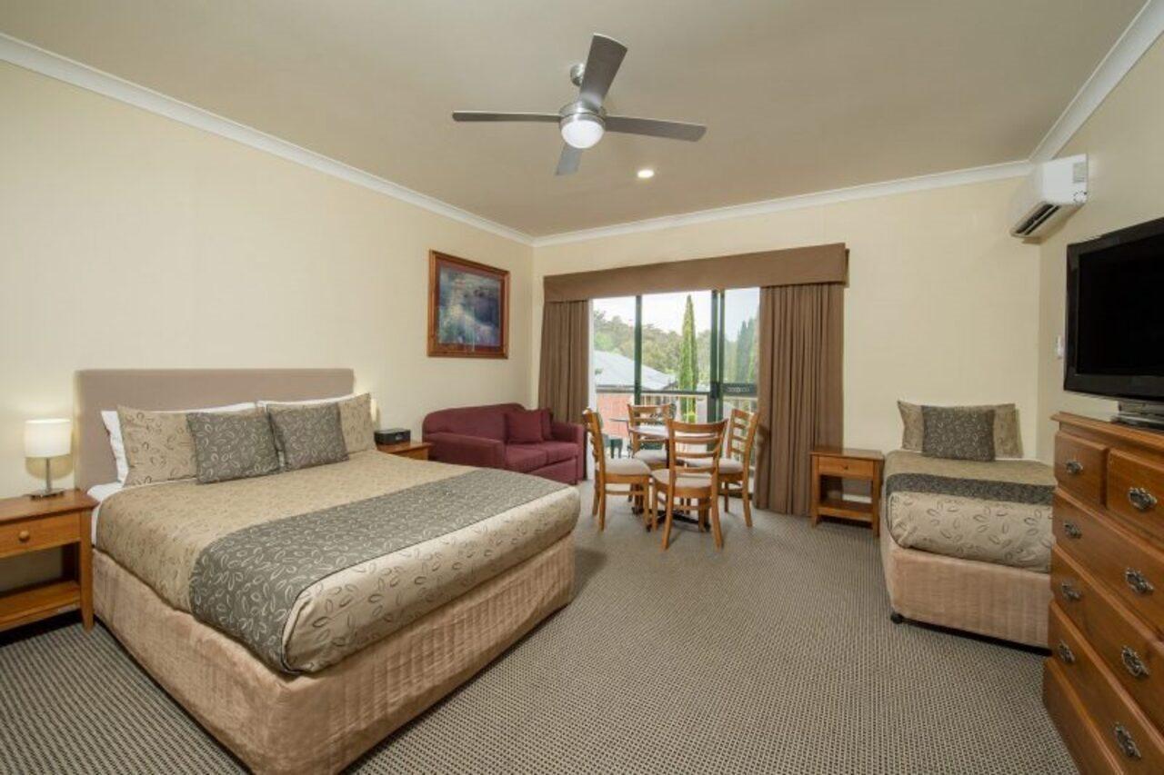 Отель Clare Country Club Экстерьер фото