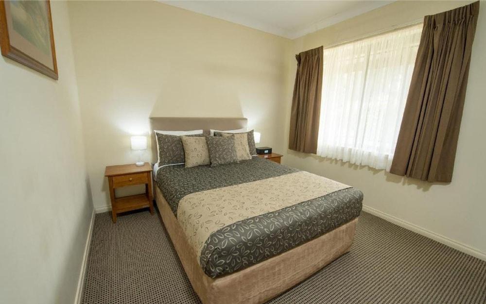Отель Clare Country Club Экстерьер фото