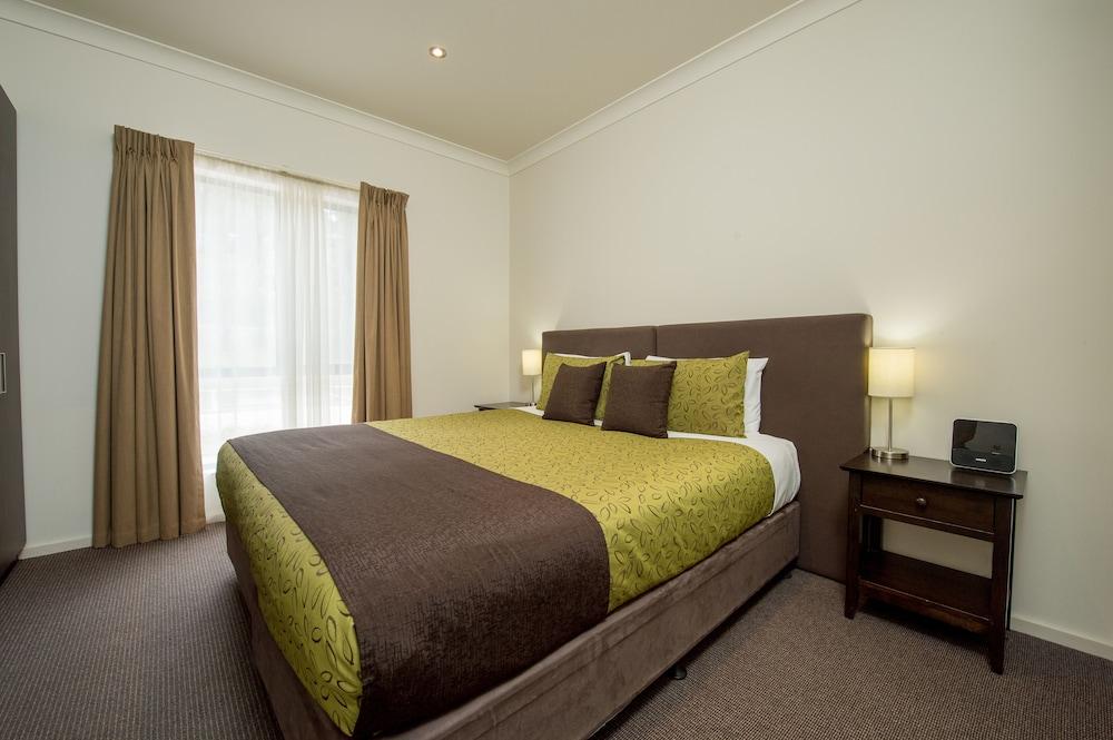 Отель Clare Country Club Экстерьер фото