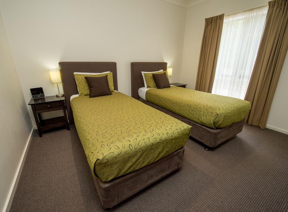 Отель Clare Country Club Экстерьер фото