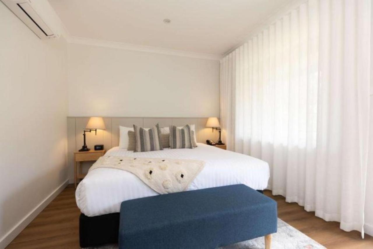 Отель Clare Country Club Экстерьер фото