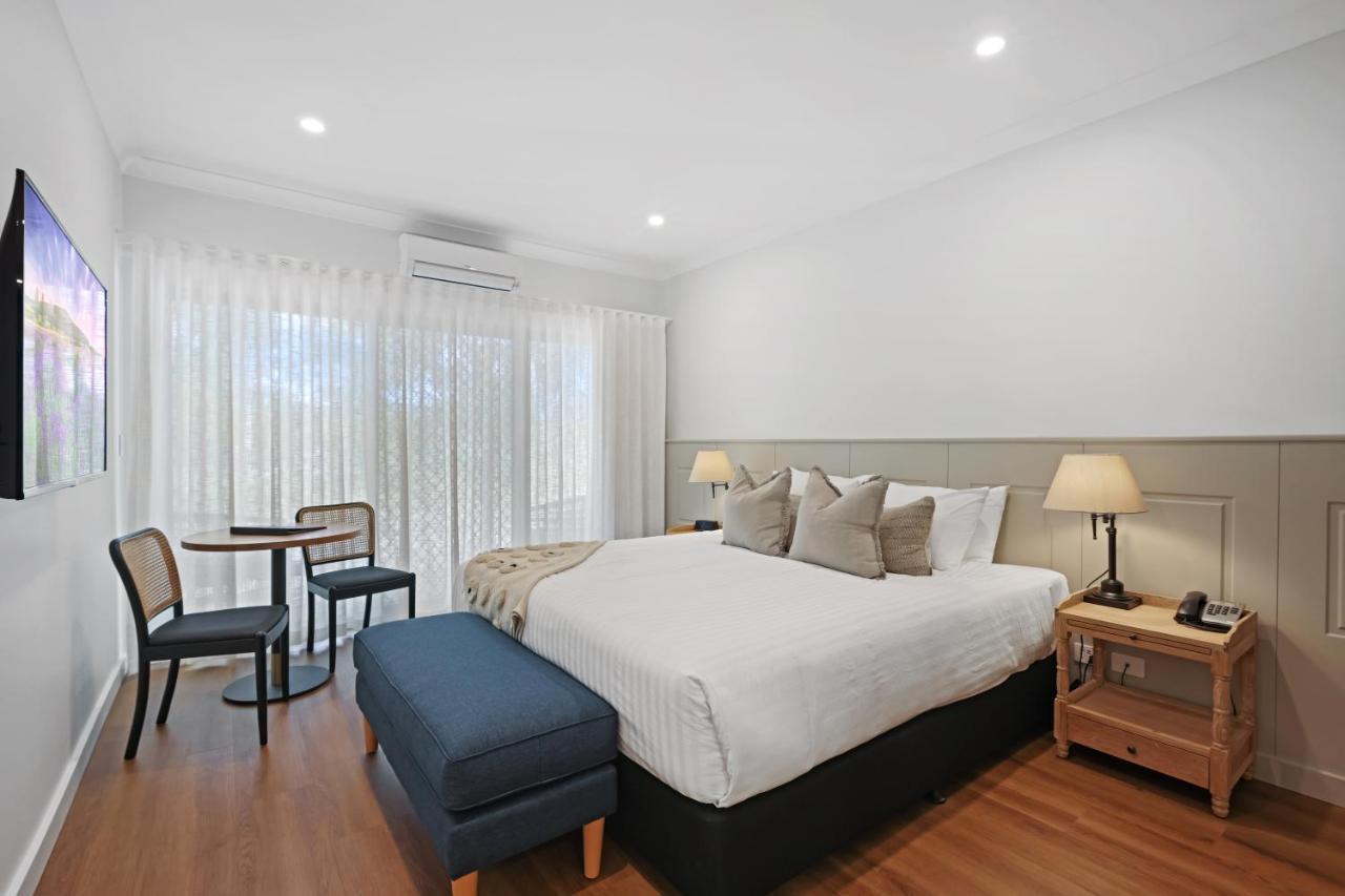 Отель Clare Country Club Экстерьер фото