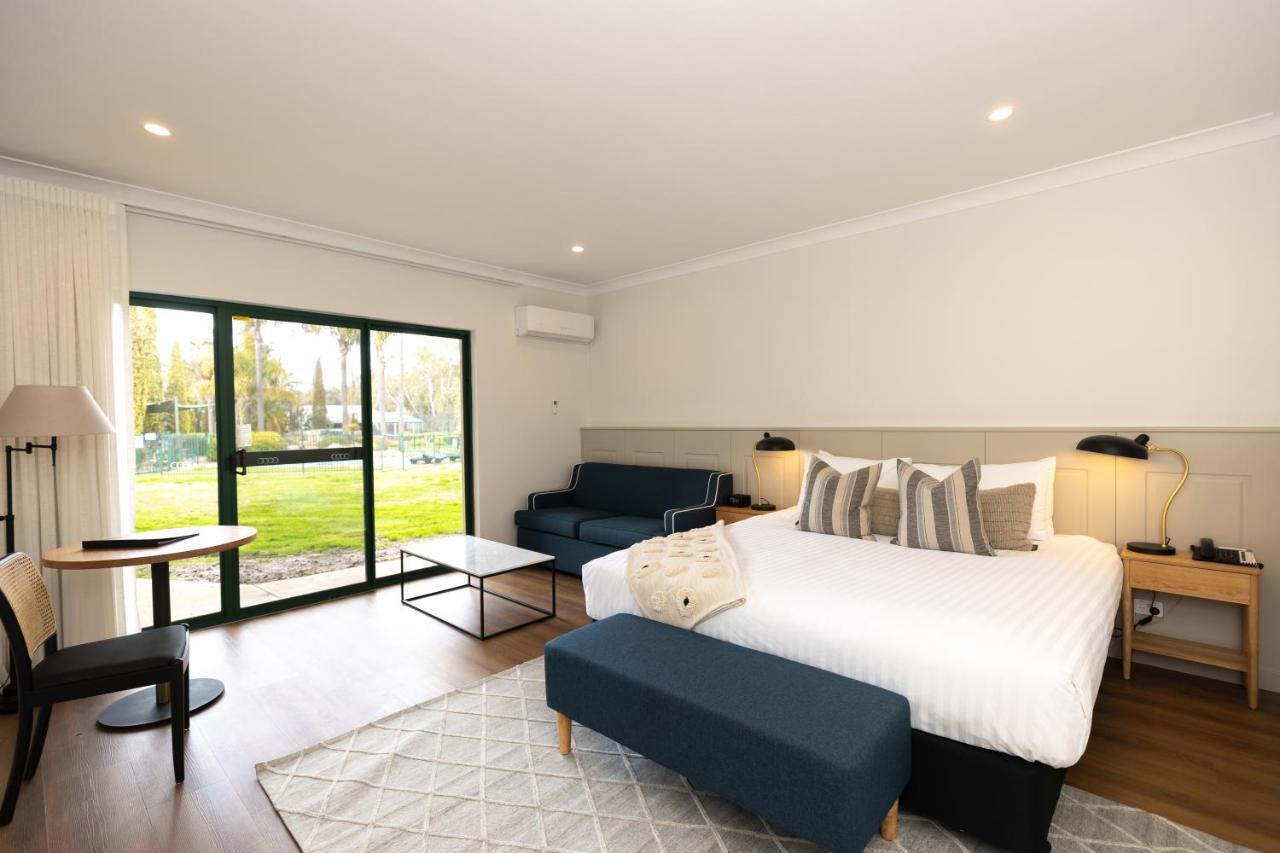Отель Clare Country Club Экстерьер фото