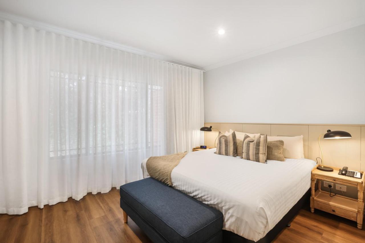 Отель Clare Country Club Экстерьер фото