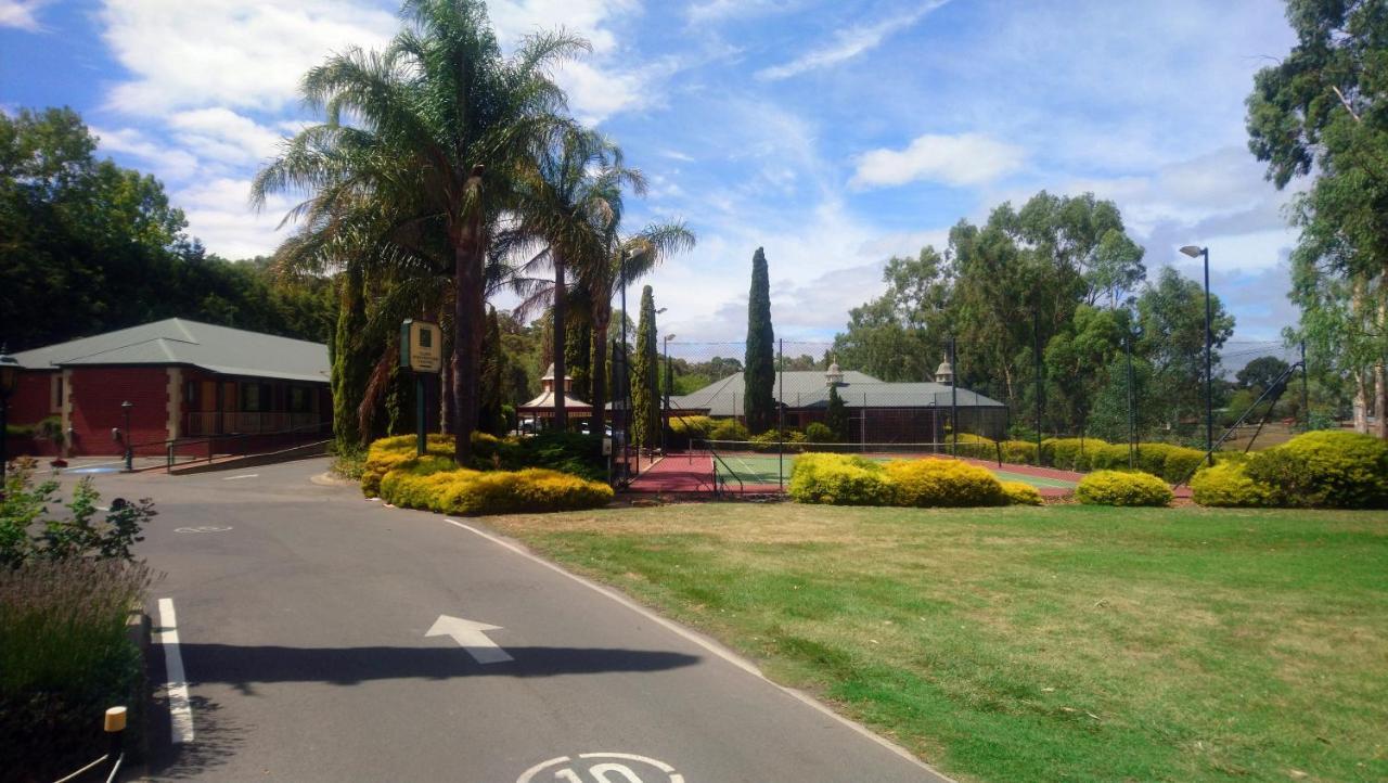 Отель Clare Country Club Экстерьер фото