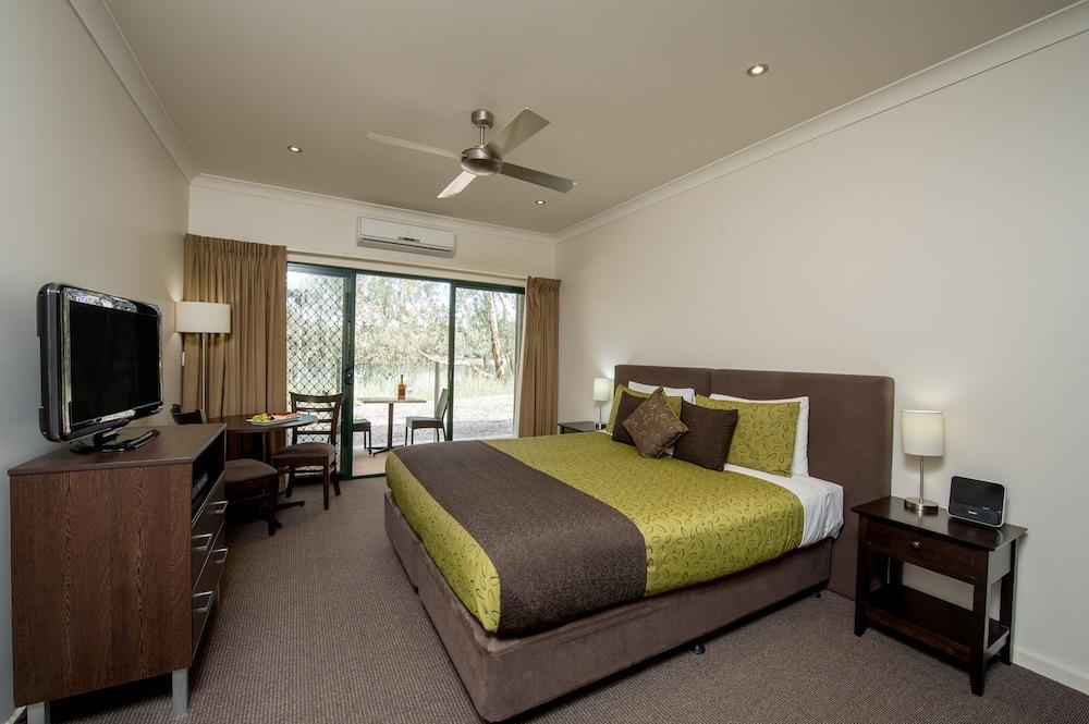 Отель Clare Country Club Экстерьер фото