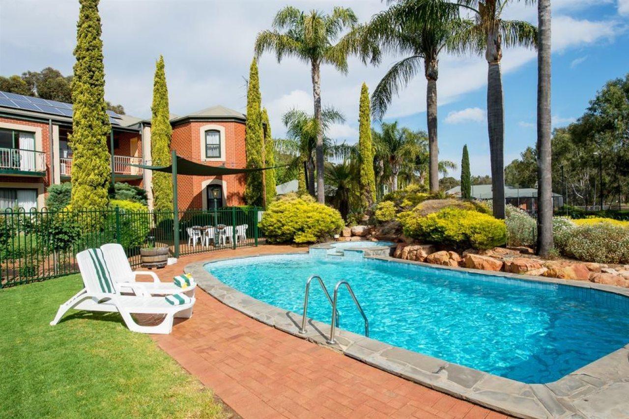Отель Clare Country Club Экстерьер фото