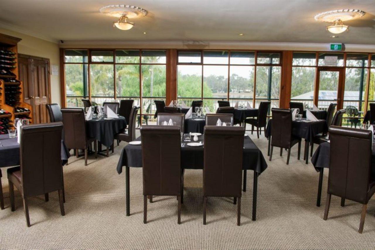 Отель Clare Country Club Экстерьер фото