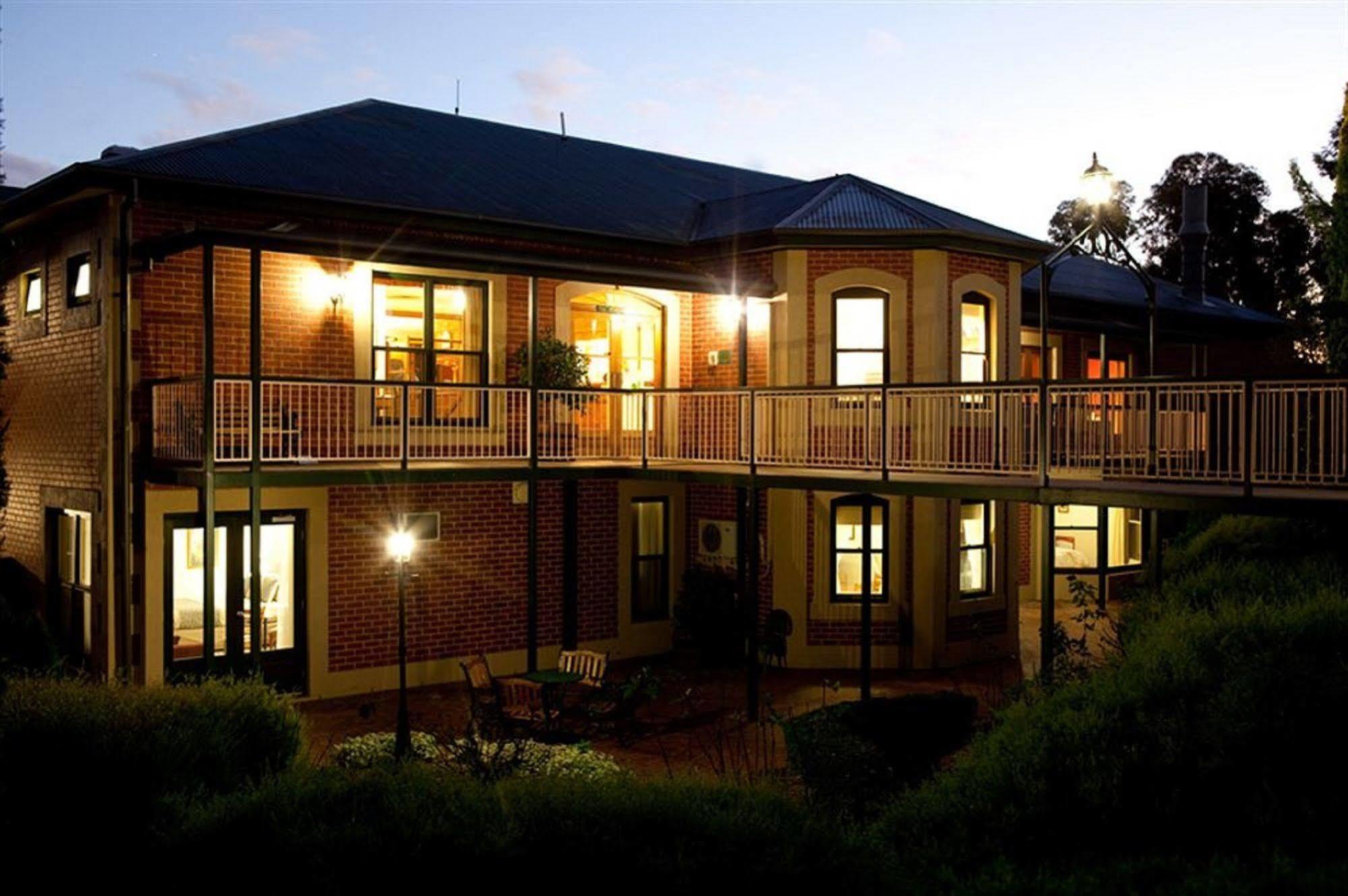 Отель Clare Country Club Экстерьер фото