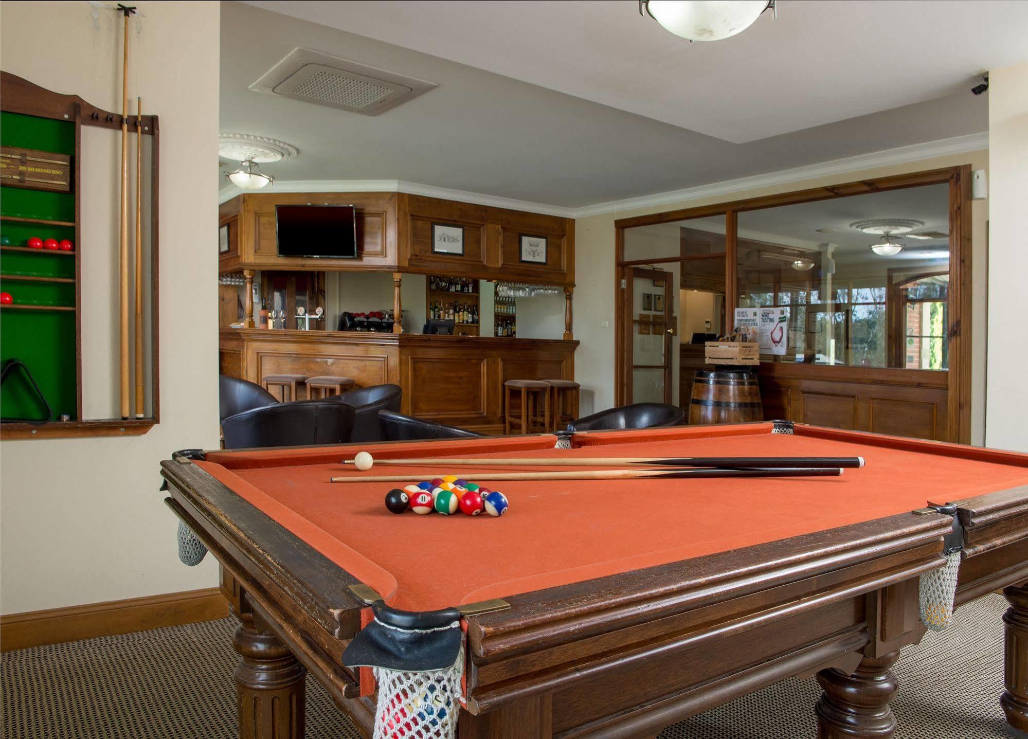Отель Clare Country Club Экстерьер фото