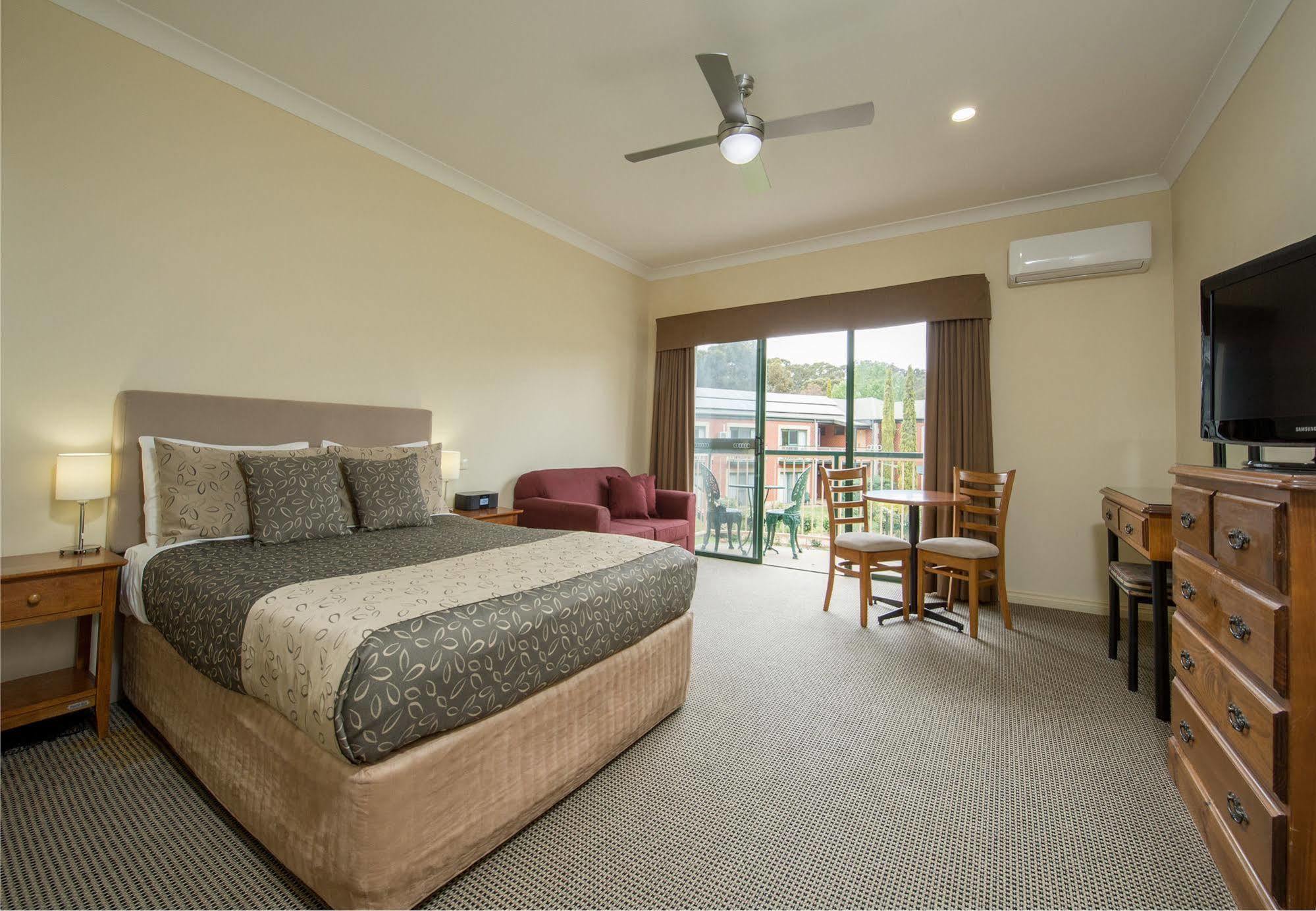 Отель Clare Country Club Экстерьер фото