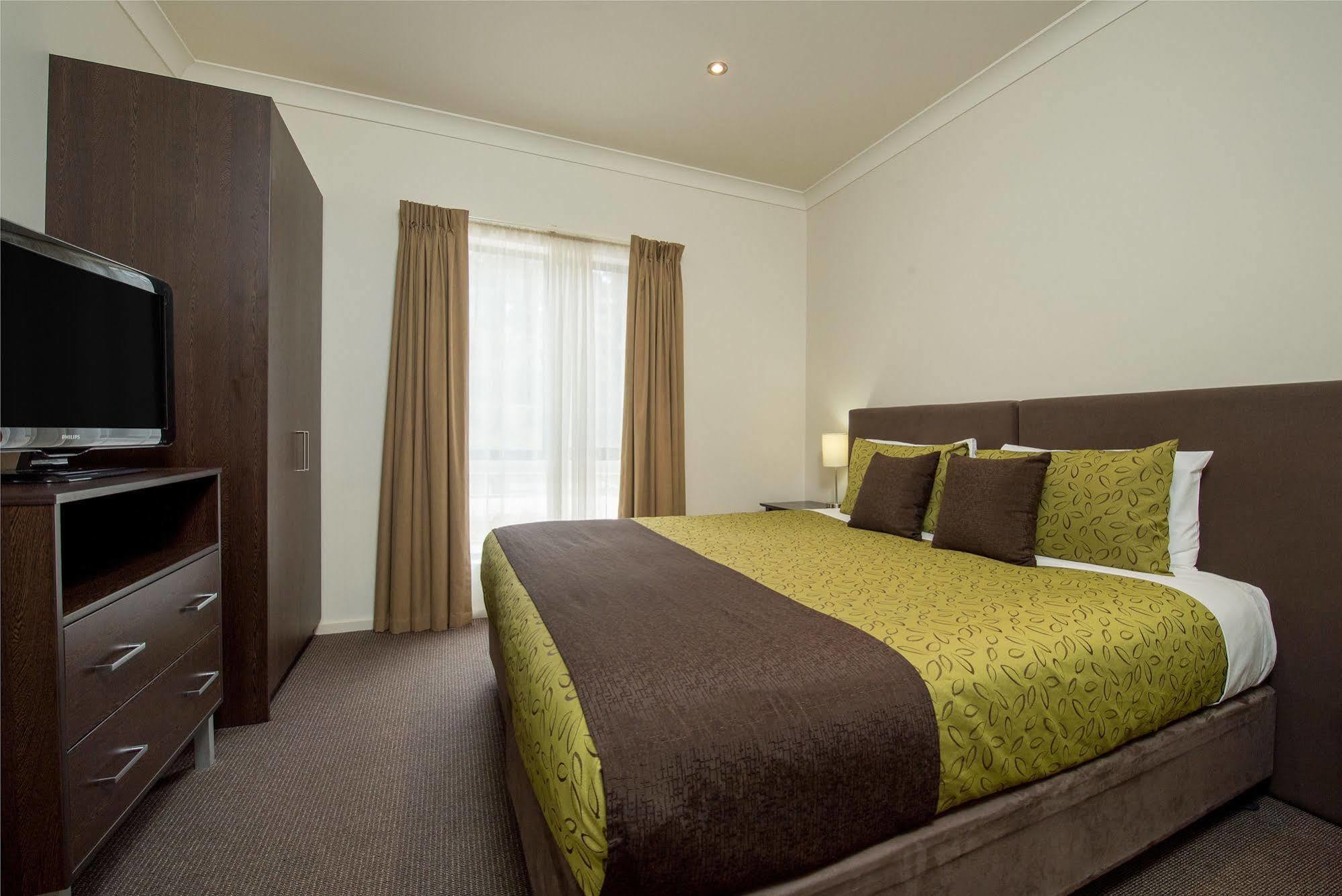 Отель Clare Country Club Экстерьер фото