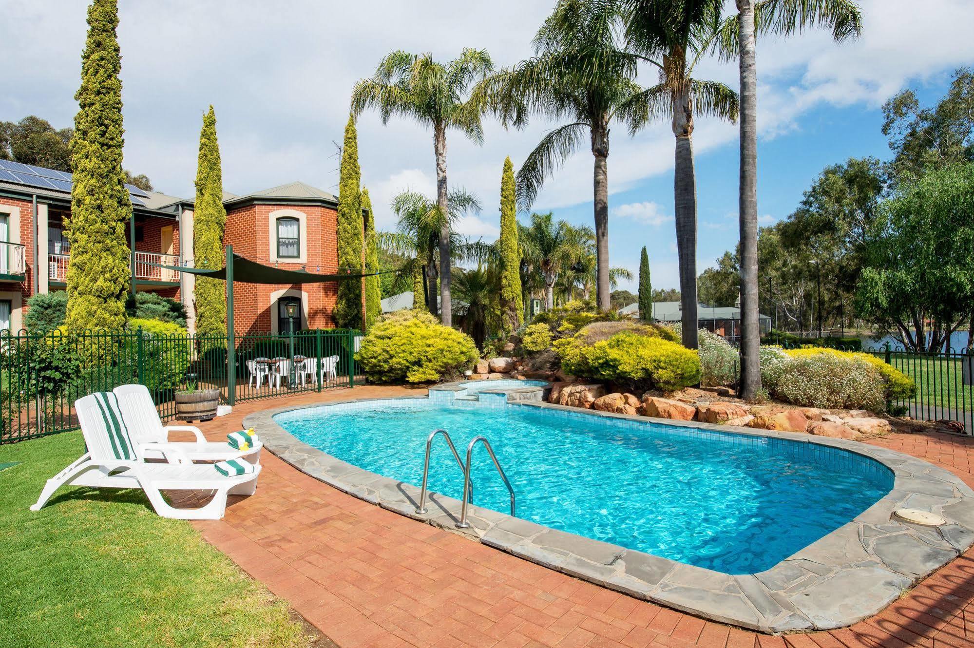 Отель Clare Country Club Экстерьер фото