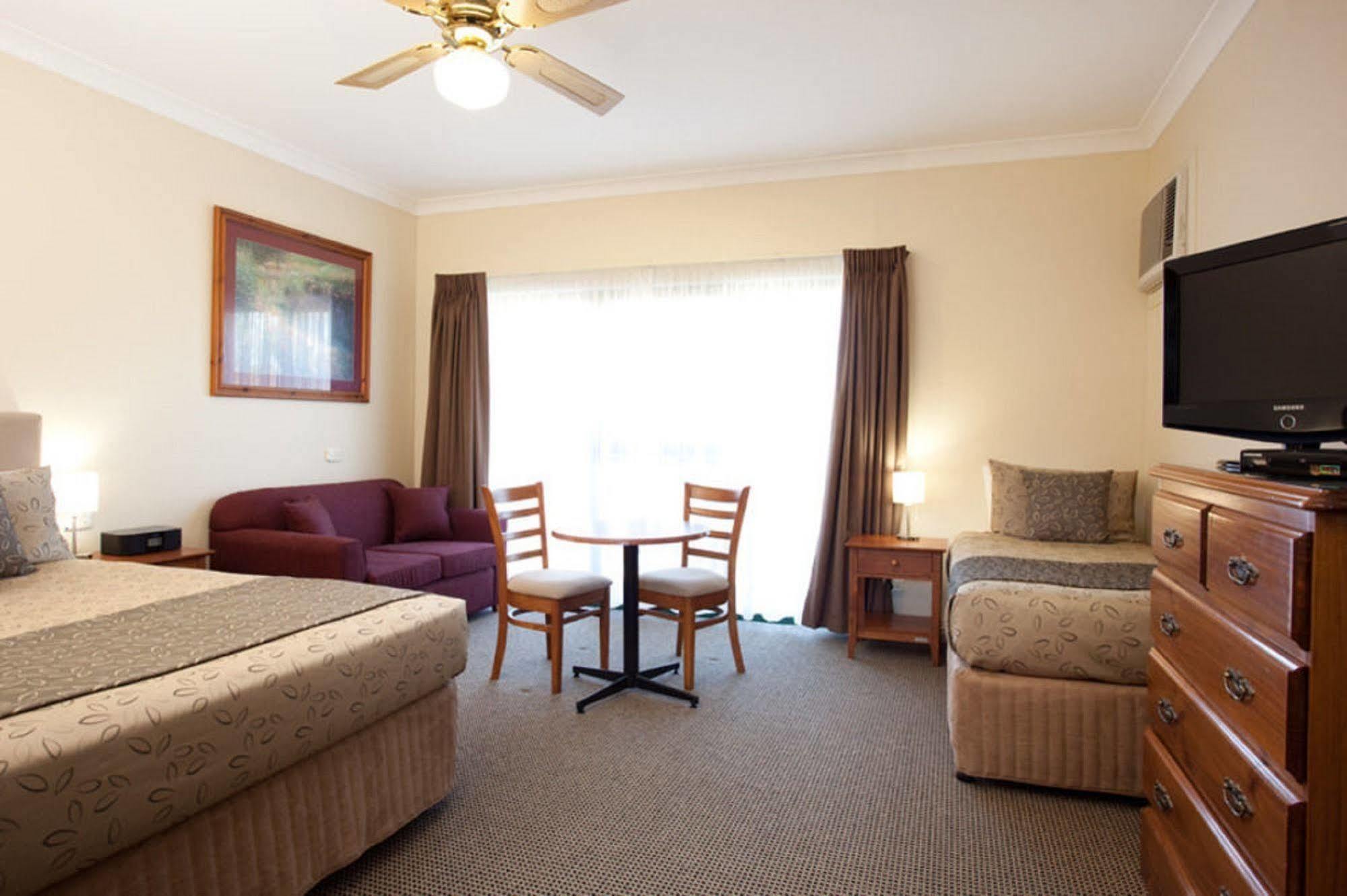 Отель Clare Country Club Экстерьер фото