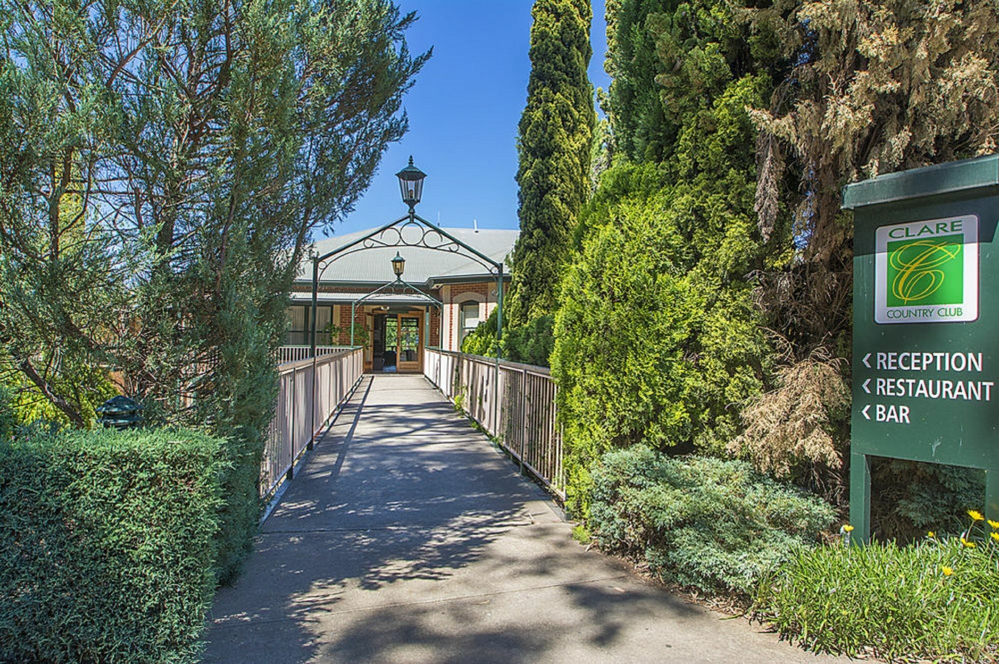 Отель Clare Country Club Экстерьер фото